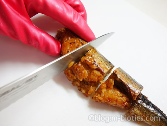 焼きサンマ飯 エビスパック 切り分ける