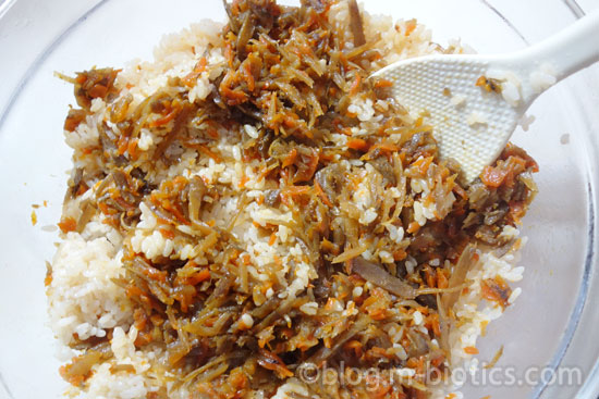 きんぴらごぼうちらし寿司の作り方 きんぴらごぼうを寿司飯と混ぜる