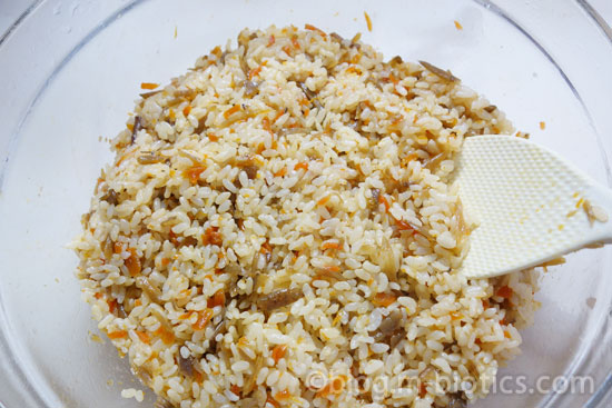 きんぴらごぼうちらし寿司の作り方 きんぴらごぼうを寿司飯と混ぜ終えたところ