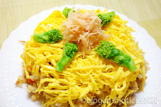 きんぴらごぼうちらし寿司 完成 皿に盛り付けたところ 菜の花のせ