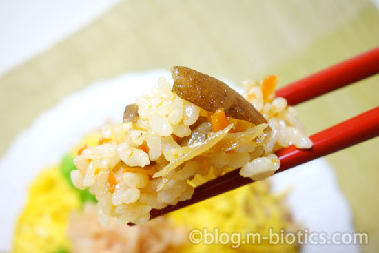 きんぴらごぼうちらし寿司 完成 箸で一口分持ったところ